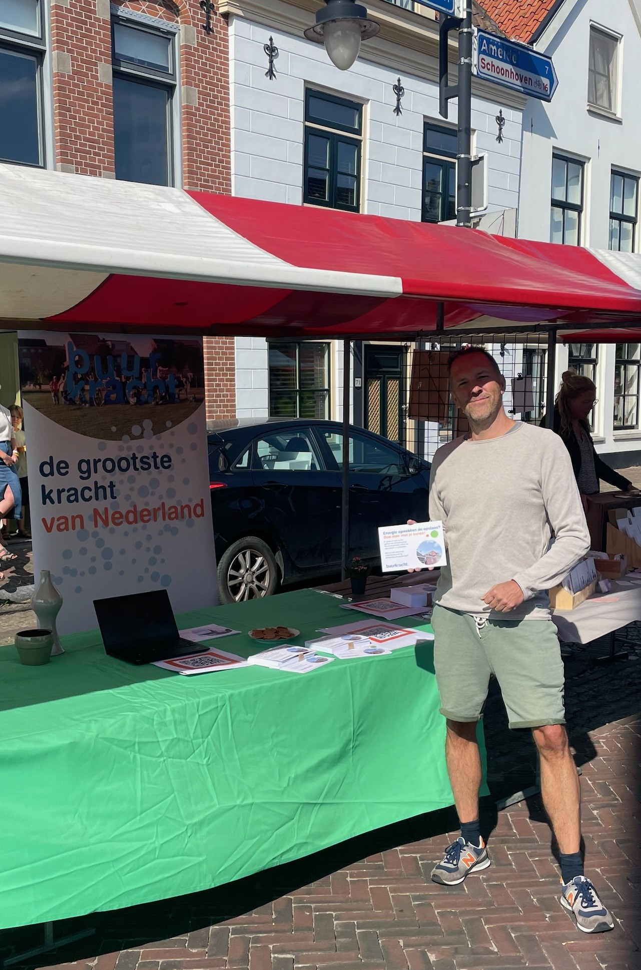 Sander met flyers bij de stand